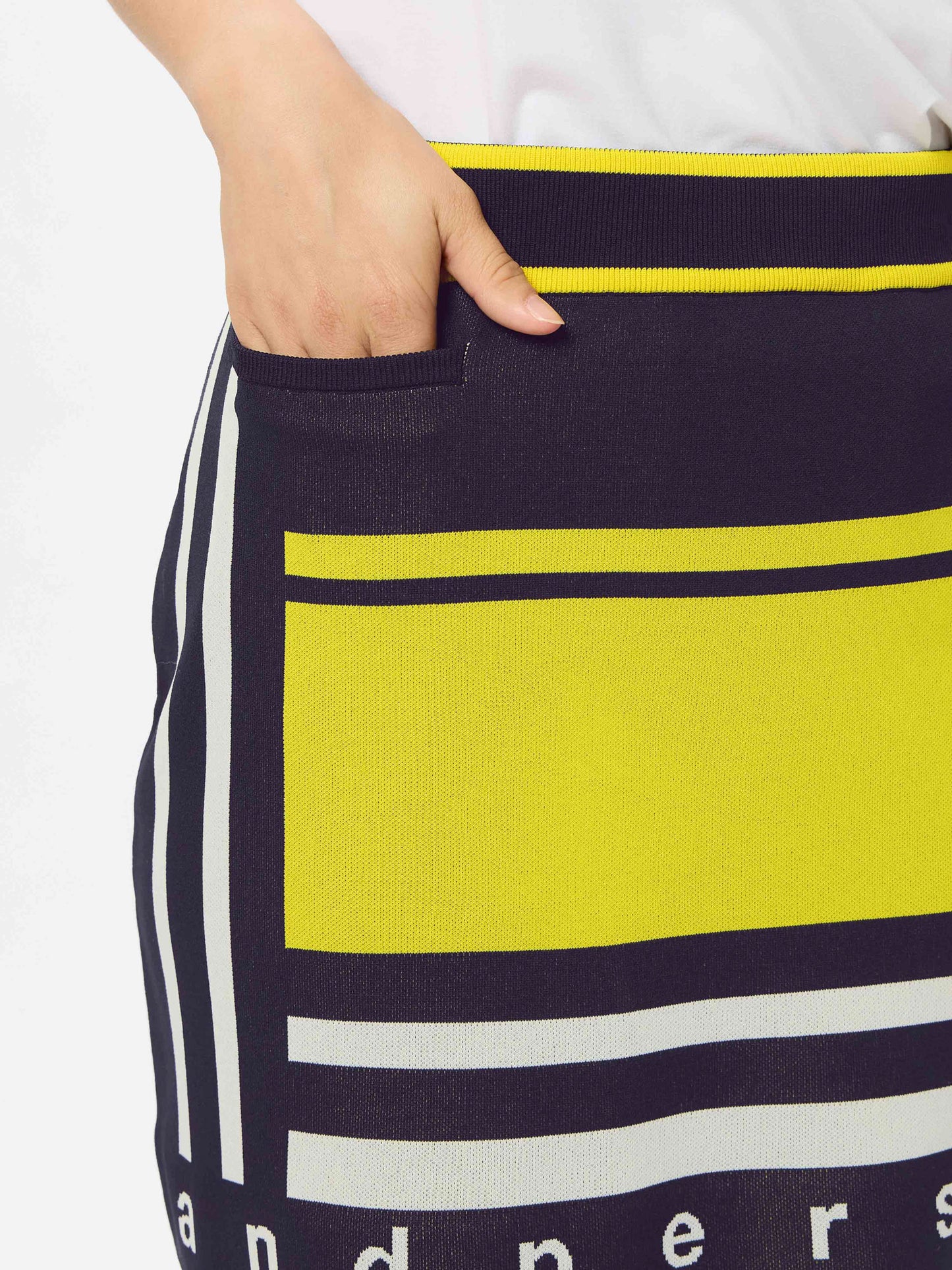Lightweight knit skirt